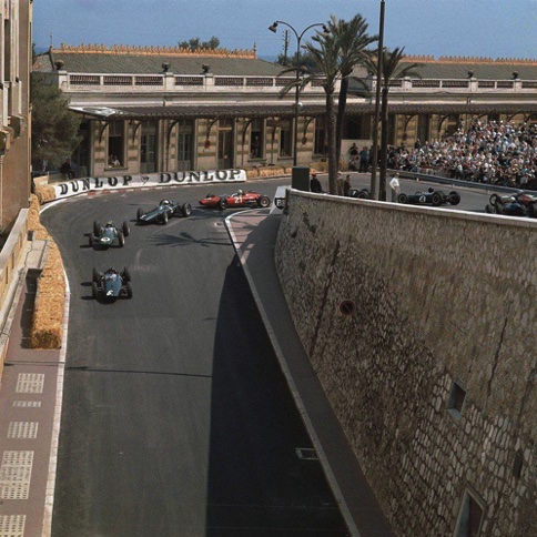 GP de Monaco , virage de la gare : tous à la poursuite de Graham Hill : Jim est en deuxième position